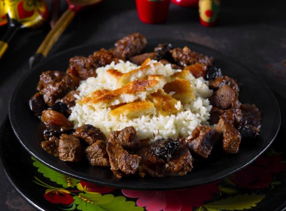 Ázerbajdžánský rýžový plov s jehněčím masem a sušeným ovocem Ázerbajdžánský rýžový plov s jehněčím masem a sušeným ovocem