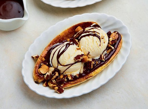 Banana split s čokoládovou omáčkou se slaným karamelem Banana split s čokoládovou omáčkou se slaným karamelem