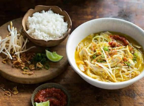 Kuřecí nudlová polévka Soto Ayam Kuřecí nudlová polévka Soto Ayam