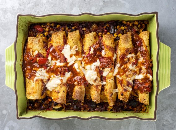 Zeleninové enchiladas s pikantní omáčkou z pečených rajčat Zeleninové enchiladas s pikantní omáčkou z pečených rajčat