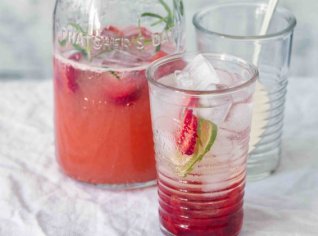 Domácí jahodová limonáda a jahodová tequila Domácí jahodová limonáda a jahodová tequila