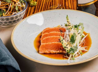 Tataki z lososa s avokádem, bílou ředkví a salátem z pšeničných nudlí s koriandrem Tataki z lososa s avokádem, bílou ředkví a salátem z pšeničných nudlí s koriandrem