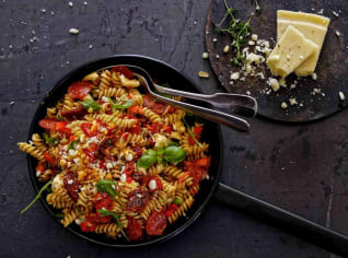 Těstovinový salát à la antipasto Těstovinový salát à la antipasto