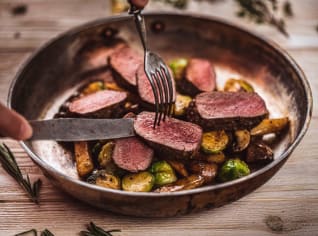 Jelení hřbet a ragú s růžičkovou kapustou a celerem Jelení hřbet a ragú s růžičkovou kapustou a celerem