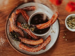 Hříšně dobré smažené churros s čokoládou a pistáciemi Hříšně dobré smažené churros s čokoládou a pistáciemi