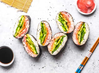 Japonské sendviče onigirazu a nakládané ředkvičky Japonské sendviče onigirazu a nakládané ředkvičky