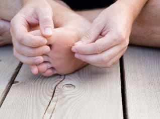 Zabodnutá tříska: Víte, jak ji bezbolestně vyndat ven? Zkuste páru, lepenku nebo cibuli Zabodnutá tříska: Víte, jak ji bezbolestně vyndat ven? Zkuste páru, lepenku nebo cibuli