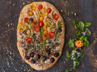 Focaccia – nadýchaná chlebová placka zdobená jako jedlá zahrádka Focaccia – nadýchaná chlebová placka zdobená jako jedlá zahrádka