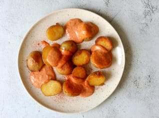 Patatas Bravas – španělské pečené brambory s uzenou majonézou Patatas Bravas – španělské pečené brambory s uzenou majonézou