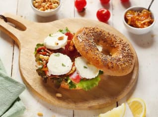Bagel se sušenou šunkou, kozím sýrem a karamelizovanou cibulkou Bagel se sušenou šunkou, kozím sýrem a karamelizovanou cibulkou