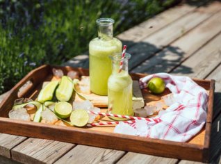 Osvěžující okurková limonáda s limetou Osvěžující okurková limonáda s limetou