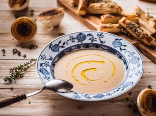 Polévka z pečené cibule a tyčinkami z listového těsta s nivou Polévka z pečené cibule a tyčinkami z listového těsta s nivou
