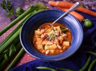 S Klárou v kuchyni: Polévka minestrone s knedlíčky z vinné klobásy S Klárou v kuchyni: Polévka minestrone s knedlíčky z vinné klobásy