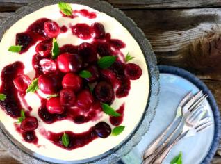 Cheesecake z kozího sýra s třešněmi a rozmarýnem Cheesecake z kozího sýra s třešněmi a rozmarýnem