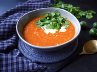 S Klárou v kuchyni: Čočková polévka s rajčaty, curry a kokosovou smetanou S Klárou v kuchyni: Čočková polévka s rajčaty, curry a kokosovou smetanou