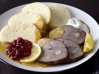 Dokonalá svíčková omáčka s moravským knedlíkem Dokonalá svíčková omáčka s moravským knedlíkem
