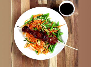 Teriyaki vepřové špízy se salátem Teriyaki vepřové špízy se salátem