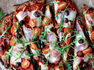 Květáková pizza s rajčatovou omáčkou Květáková pizza s rajčatovou omáčkou