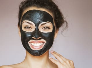 Pleťovou masku můžete mít klidně i z blahodárného bahna Pleťovou masku můžete mít klidně i z blahodárného bahna