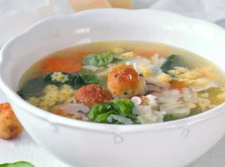 Jarní minestrone s kuřecími knedlíčky Jarní minestrone s kuřecími knedlíčky