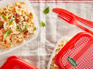 Farfalle Alfredo s pečenými rajčátky Farfalle Alfredo s pečenými rajčátky