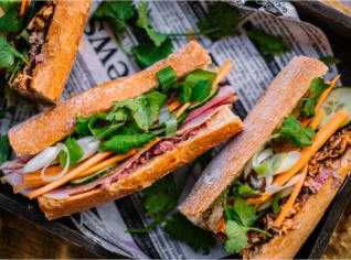 Bánh mì bageta s trhaným kuřecím masem Bánh mì bageta s trhaným kuřecím masem