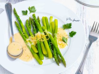Zelený chřest s jednoduchou citronovou omáčkou Zelený chřest s jednoduchou citronovou omáčkou
