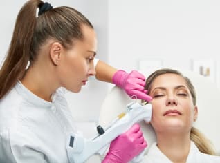Trendy estetické medicíny na rok 2020: Zapomeňte na obří vnady a nafouklé rty Trendy estetické medicíny na rok 2020: Zapomeňte na obří vnady a nafouklé rty