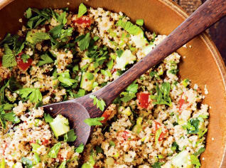 Quinoa s rajčaty, okurkou a čerstvými bylinkami Quinoa s rajčaty, okurkou a čerstvými bylinkami