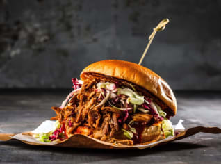 Lahodný burger s trhaným hovězím masem Lahodný burger s trhaným hovězím masem