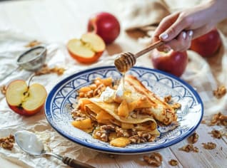 Palačinky s dušenými jablky a vlašskými ořechy Palačinky s dušenými jablky a vlašskými ořechy