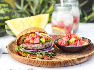 Hovězí hamburger s melounovou salsou a mangem Hovězí hamburger s melounovou salsou a mangem