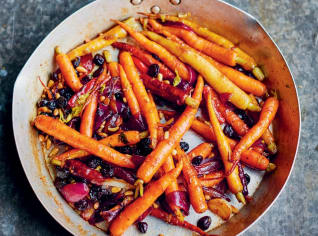 Mrkvová caponata s piniemi, rozinkami a cibulí Mrkvová caponata s piniemi, rozinkami a cibulí