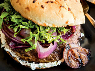 Žampionové burgery s kozím sýrem a grilovanou cibulkou Žampionové burgery s kozím sýrem a grilovanou cibulkou