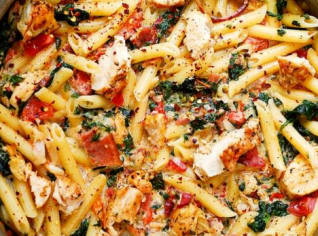 Penne s kuřetem v krémové omáčce s rajčaty a špenátem Penne s kuřetem v krémové omáčce s rajčaty a špenátem