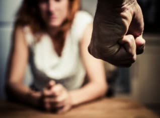 Za domácí násilí většina z nás považuje hlavně fyzické týrání. To psychické ale často může být mnohem horší. Za domácí násilí většina z nás považuje hlavně fyzické týrání. To psychické ale často může být mnohem horší.