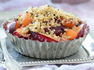 Crumble s broskvemi a slívami Crumble s broskvemi a slívami