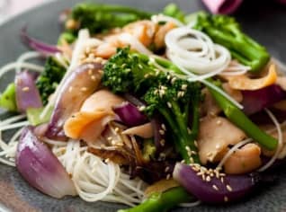 Stir-fry s uzeným lososem Stir-fry s uzeným lososem
