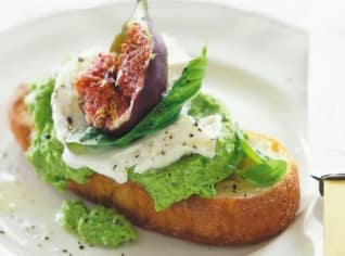 Bruschetta s hráškem, mozzarellou a fíkem Bruschetta s hráškem, mozzarellou a fíkem