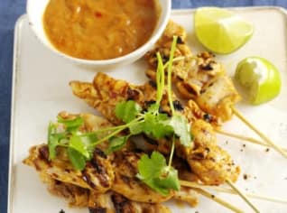 Kuřecí satay špízky s arašídovým dipem Kuřecí satay špízky s arašídovým dipem