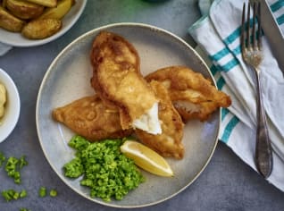 Fish and chips z tresky s hráškovým dipem a domácí majonézou Fish and chips z tresky s hráškovým dipem a domácí majonézou