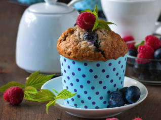 Malinovo-borůvkový mug cake: dezert v hrnečku Malinovo-borůvkový mug cake: dezert v hrnečku
