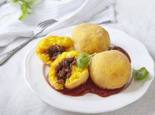 Sicilské arancini plněné masovým ragú a mozzarellou Sicilské arancini plněné masovým ragú a mozzarellou