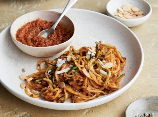 Cuketové nudle s paprikovou omáčkou romesco Cuketové nudle s paprikovou omáčkou romesco