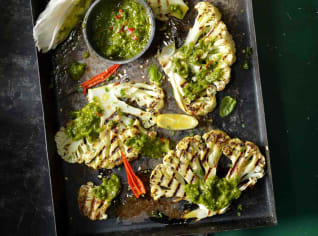 Květákové steaky s pikantní salsou chimichurri Květákové steaky s pikantní salsou chimichurri