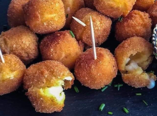 Smažené bramborové krokety s kozím sýrem Smažené bramborové krokety s kozím sýrem