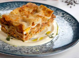 Lasagne s tuňákem, hráškem, vejcem a bešamelem Lasagne s tuňákem, hráškem, vejcem a bešamelem
