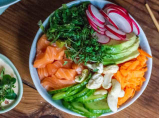 Poke bowl s marinovaným lososem Poke bowl s marinovaným lososem