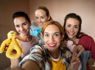 Sandra Nováková, Petra Hřebíčková, Hana Vagnerová a Gabriela Marcinková v novém českém filmu Matky. Sandra Nováková, Petra Hřebíčková, Hana Vagnerová a Gabriela Marcinková v novém českém filmu Matky.
