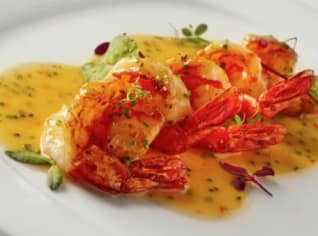 Tygří krevety s česnekovo-zázvorovým beurre blanc Tygří krevety s česnekovo-zázvorovým beurre blanc
